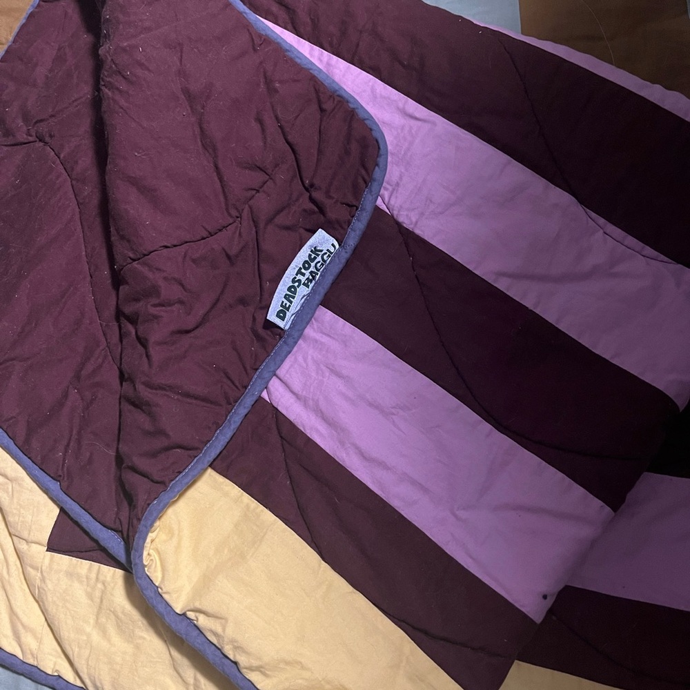 BAGGU DEADSTOCK THROW IN RAISIN BLOCK